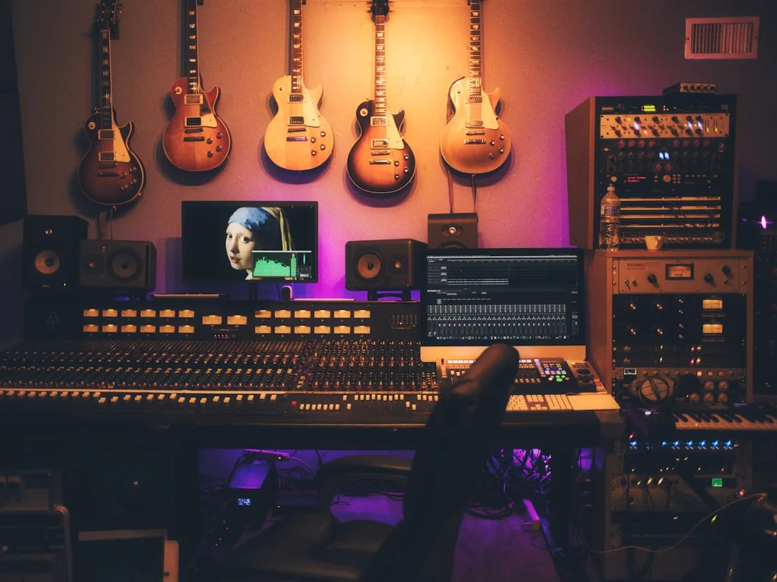 Consola y monitores en una sala de control de audio